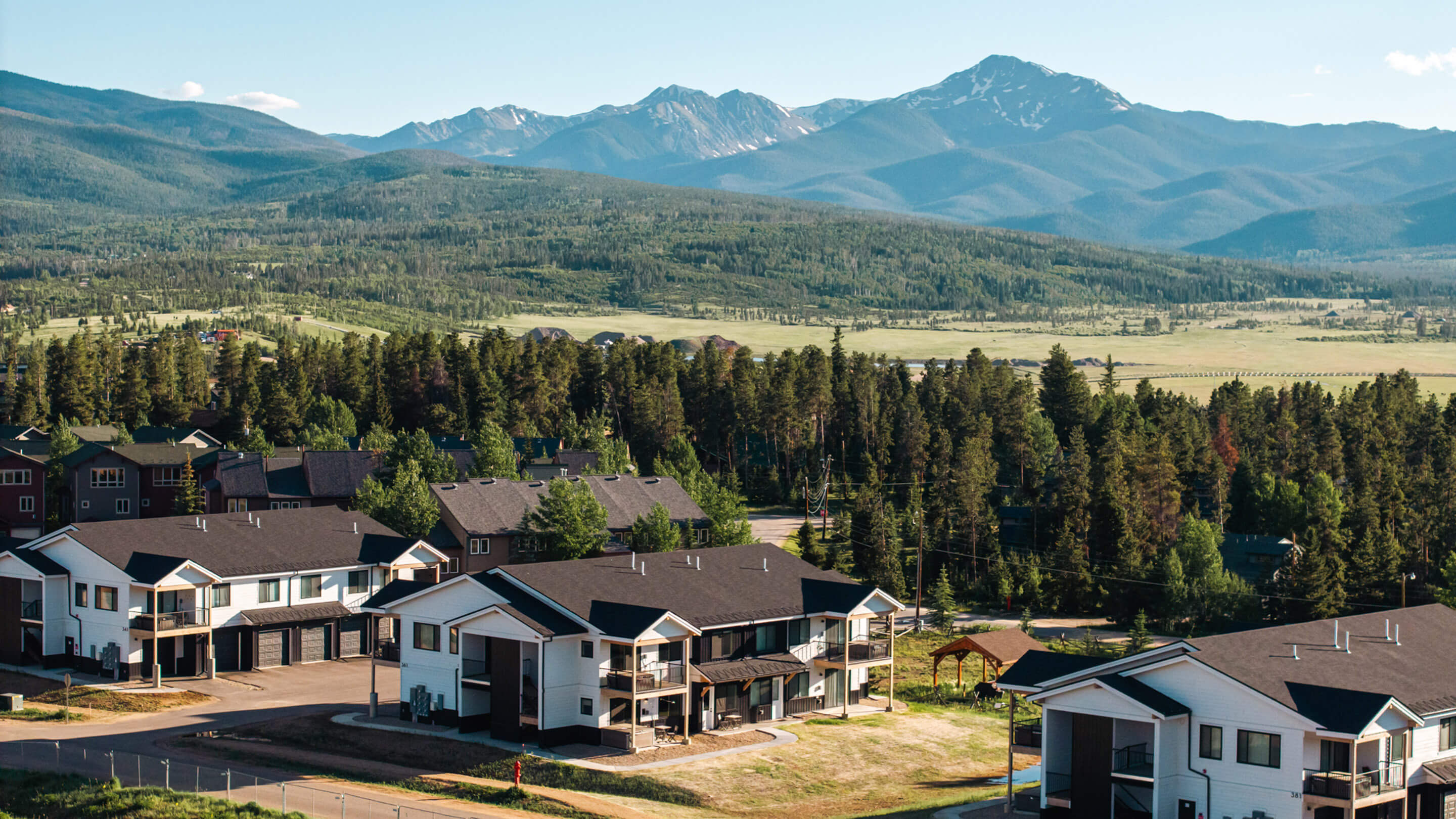 A picture of a commercial building